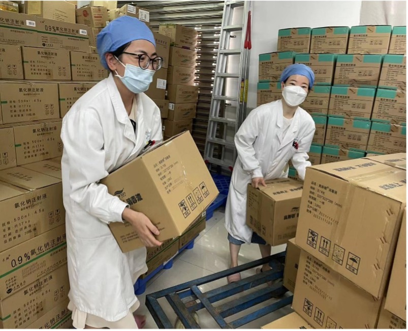 6靜配中心藥師親自上陣搬運(yùn)消毒用品2